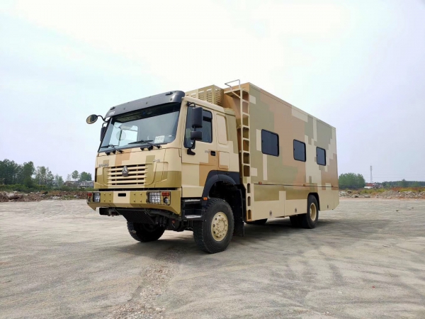 ?重汽豪沃12人數(shù)碼迷彩宿營(yíng)車